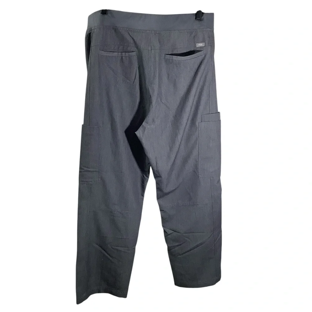 Figs Men’s Axim Cargo Scrub Pants in Graphite